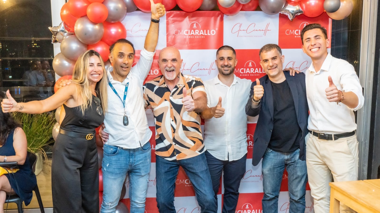 Equipo de brokers de CM Ciarallo Bienes Raíces en evento de fin de año