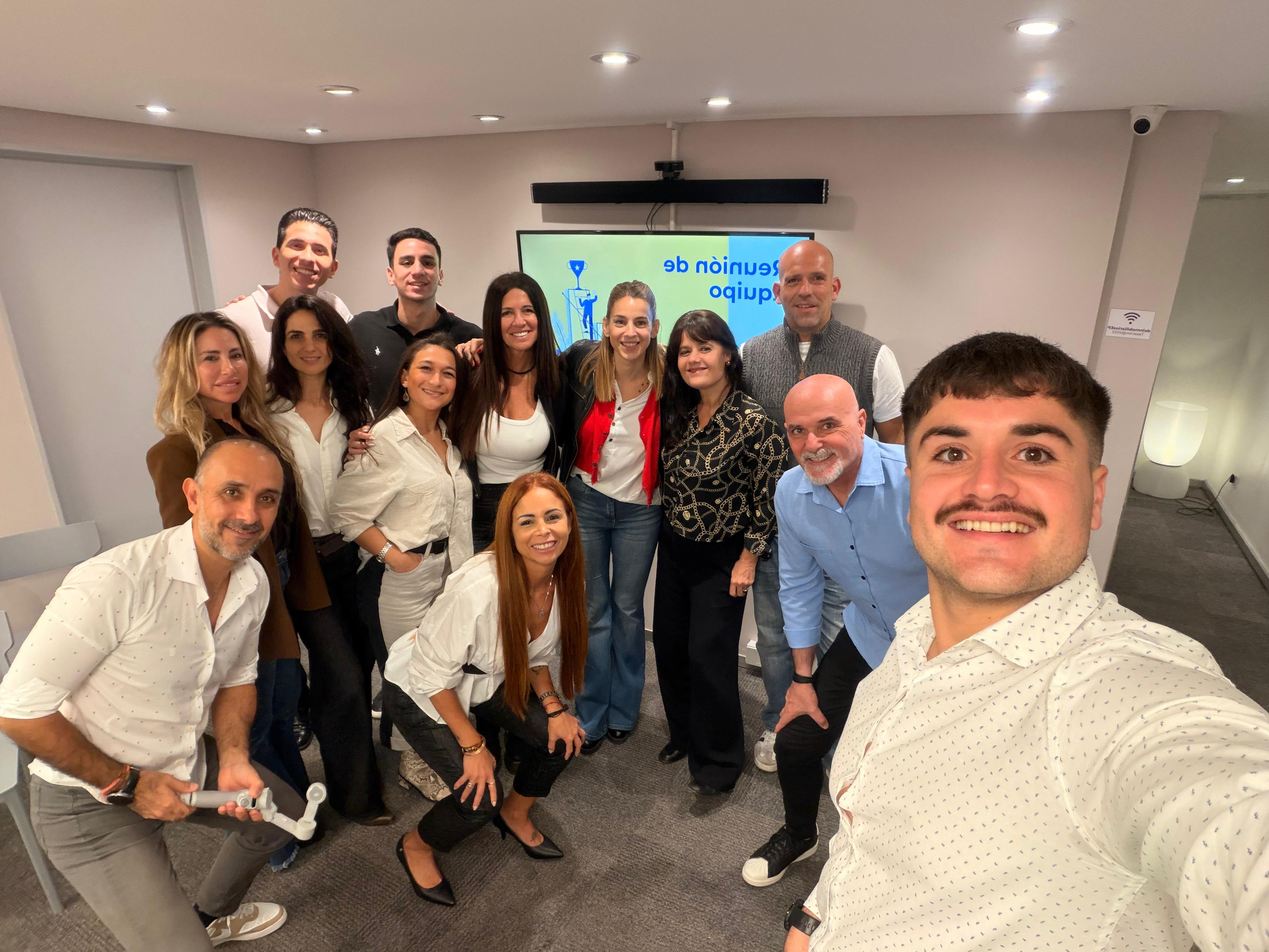 Reunión de equipo de CM Ciarallo Bienes Raíces — brokers inmobiliarios en Palermo Hollywood, CABA